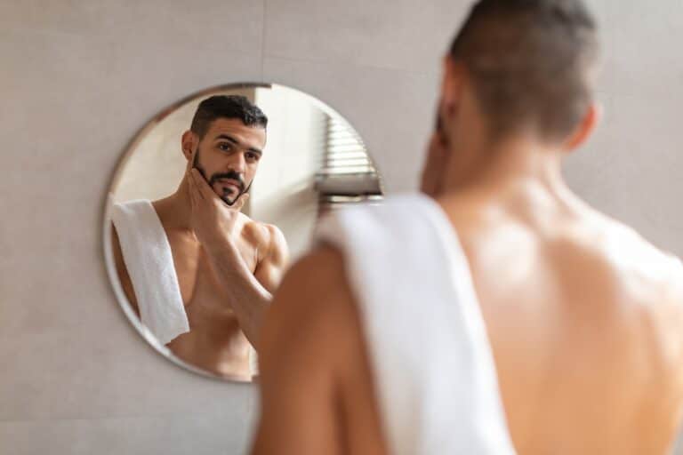 homme prenant soin de sa barbe