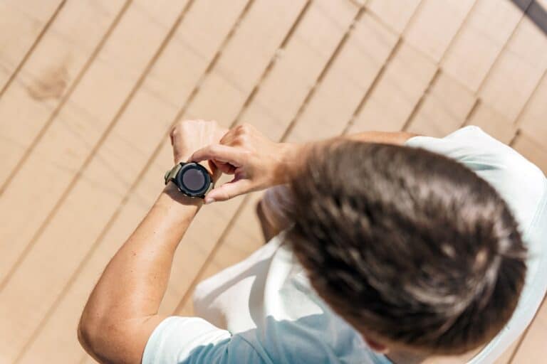 homme montre poignet