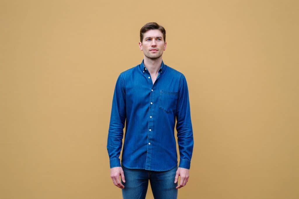 homme portant une  chemise longue sur un jean